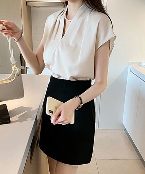 COCOMOMO(ココモモ)の「品よく美人見え フレンチスリーブタックブラウス Vネック タック ブラウス フレンチスリーブ タックブラウス 光沢 とろみ オフィス オフィスカジュアル セレモニー オケージョン(シャツ/ブラウス・レディース・グリーン/ホワイト/ベージュ/ブルー/ピンク・FREE)」の9枚目の写真