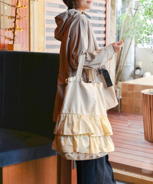 Bou Jeloud(ブージュルード)の「【はあちゅう*Bou Jeloud】フリルバッグ(ハンドバッグ・レディース・ブラック/ネイビー/アイボリー・ONESIZE)」の7枚目の写真