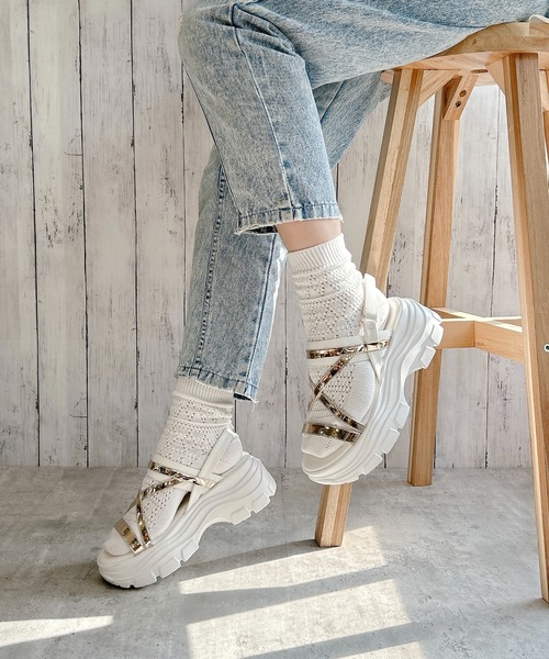 Noubel Voug Relax（ヌーベルヴォーグリラックス）の「ゴールドストラップボリュームソールスポーツサンダル（サンダル・レディース・ブラック/ホワイト・S/M/L/LL）」の2枚目の写真