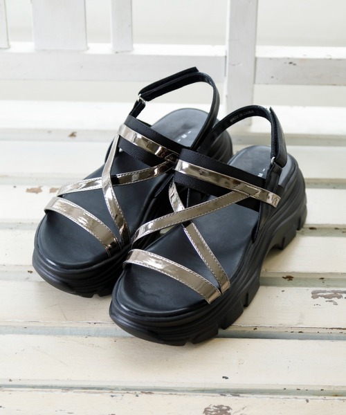 Noubel Voug Relax（ヌーベルヴォーグリラックス）の「ゴールドストラップボリュームソールスポーツサンダル（サンダル・レディース・ブラック/ホワイト・S/M/L/LL）」の3枚目の写真