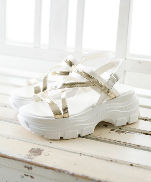 Noubel Voug Relax（ヌーベルヴォーグリラックス）の「ゴールドストラップボリュームソールスポーツサンダル（サンダル・レディース・ブラック/ホワイト・S/M/L/LL）」の4枚目の写真
