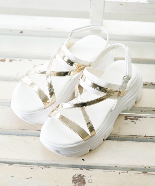 Noubel Voug Relax（ヌーベルヴォーグリラックス）の「ゴールドストラップボリュームソールスポーツサンダル（サンダル・レディース・ブラック/ホワイト・S/M/L/LL）」の5枚目の写真