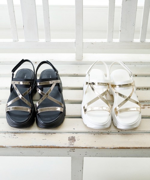 Noubel Voug Relax（ヌーベルヴォーグリラックス）の「ゴールドストラップボリュームソールスポーツサンダル（サンダル・レディース・ブラック/ホワイト・S/M/L/LL）」の7枚目の写真