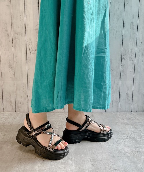 Noubel Voug Relax（ヌーベルヴォーグリラックス）の「ゴールドストラップボリュームソールスポーツサンダル（サンダル・レディース・ブラック/ホワイト・S/M/L/LL）」の9枚目の写真