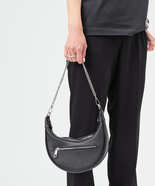 AULENTTI（オウレンティ）の「【AULENTTI/オウレンティ】チェーンハーフムーンバッグ（ショルダーバッグ・レディース・ブラック・FREE）」の4枚目の写真