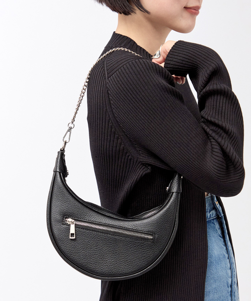 AULENTTI（オウレンティ）の「【AULENTTI/オウレンティ】チェーンハーフムーンバッグ（ショルダーバッグ・レディース・ブラック・FREE）」の5枚目の写真