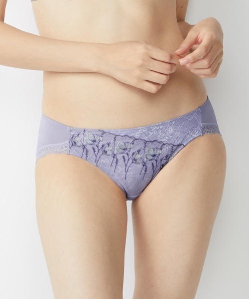 AMOSTYLE BY Triumph(アモスタイルバイトリンプ)の「WEB限定 レギュラーショーツ プレスド フラワー AMST1448 Hikini JX(ショーツ・レディース・ブルー/ホワイト/パープル・L/M)」の3枚目の写真