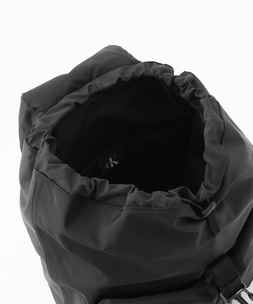 Calvin Klein（カルバン・クライン）の「2ポケット フラップ バックパック（バックパック/リュック・メンズ・ブラック・FREE）」の5枚目の写真