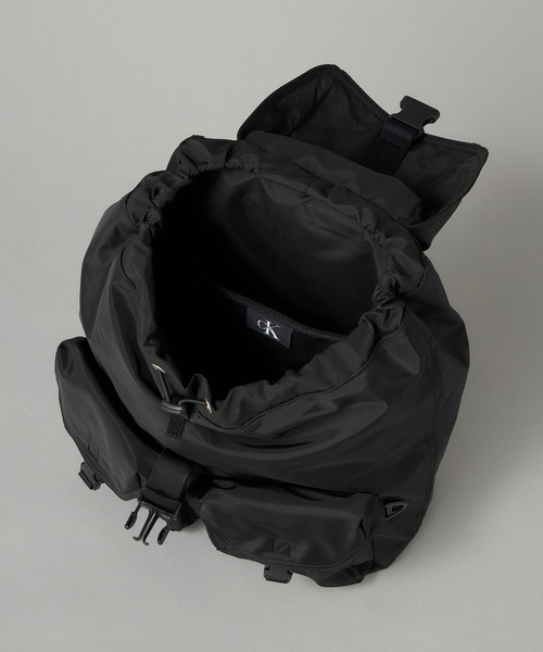 Calvin Klein（カルバン・クライン）の「2ポケット フラップ バックパック（バックパック/リュック・メンズ・ブラック・FREE）」の10枚目の写真