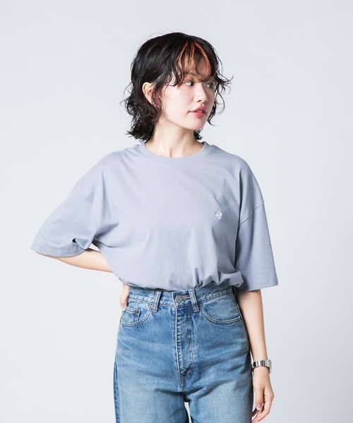 BEVERLY HILLS POLO CLUB(ビバリーヒルズポロクラブ)の「【BEVERLY HILLS POLO CLUB/ビバリーヒルズポロクラブ】ワンポイント刺繍Tシャツ(Tシャツ/カットソー・レディース・オフホワイト/サックスブルー/スミクロ/ネイビー/グリーン/ピンク・MEDIUM/LARGE)」の5枚目の写真