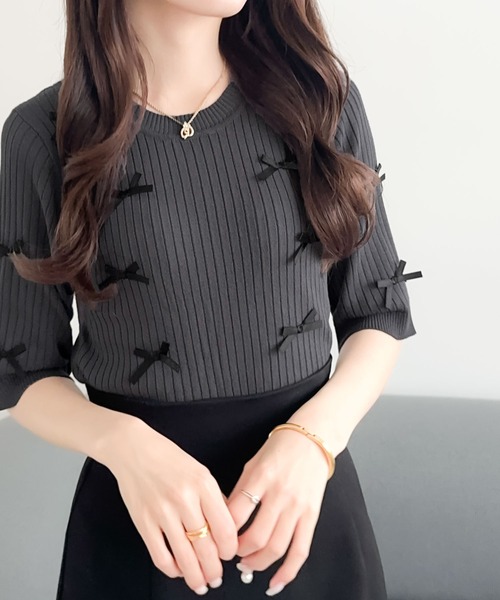 mily bilet(ミウィビレット)の「【mily bilet】程よい甘さとレトロムードが愛らしい。リボン使いリブ編みサマーニット(ニット/セーター・レディース・アイボリー/パープル/チャコールグレー・SMALL/MEDIUM/LARGE/X-LARGE)」の2枚目の写真