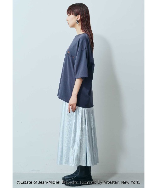 MEDE19F(メデジュウキュウ)の「ART meets MEDE19F バックプリントTシャツ〈Jean-Michel Basquiat〉(Tシャツ/カットソー・レディース・チャコールグレー・LARGE/MEDIUM/X-LARGE/XX-LARGE/NM)」の3枚目の写真