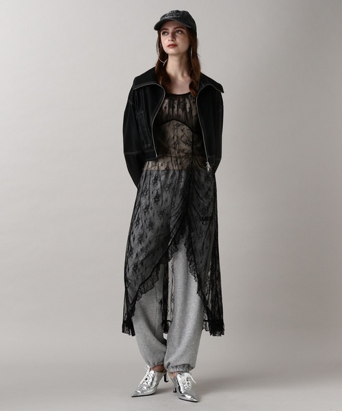 FOREVER 21(フォーエバー トゥエンティーワン)の「【2024FW】レースシャーリングキャミワンピース(ワンピース・レディース・ブラック/ナチュラル・FREE)」の3枚目の写真