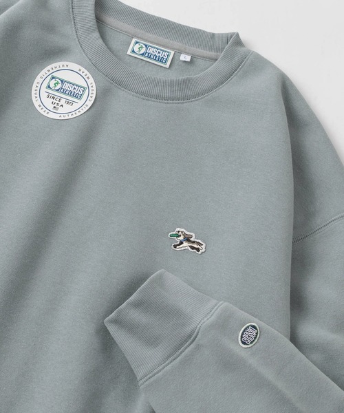 DISCUS ATHLETIC（ディスカス　アスレチック）の「【DISCUS/ディスカス】FLYING DISC DOG キャラクターイラスト ワンポイント刺繍＆ピスネームタグデザイン  クルーネックスウェット/裏起毛（スウェット・メンズ・オレンジ/オートミール/スミクロ/ブラック/サックスブルー・M/L/XL）」の4枚目の写真