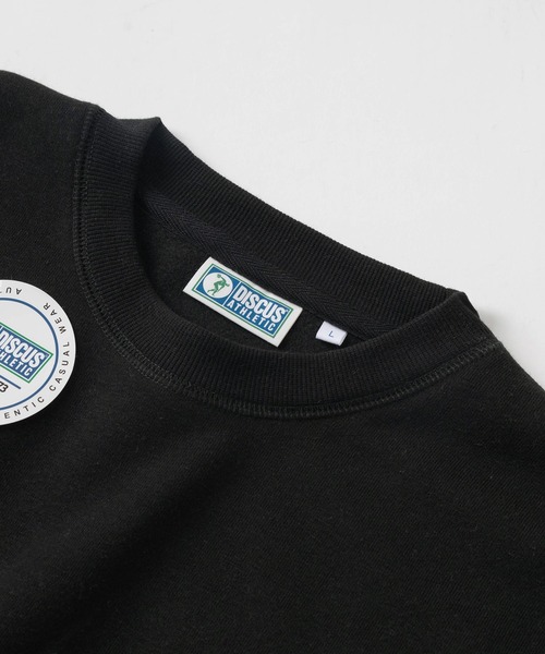 DISCUS ATHLETIC（ディスカス　アスレチック）の「【DISCUS/ディスカス】FLYING DISC DOG キャラクターイラスト ワンポイント刺繍＆ピスネームタグデザイン  クルーネックスウェット/裏起毛（スウェット・メンズ・オレンジ/オートミール/スミクロ/ブラック/サックスブルー・M/L/XL）」の8枚目の写真