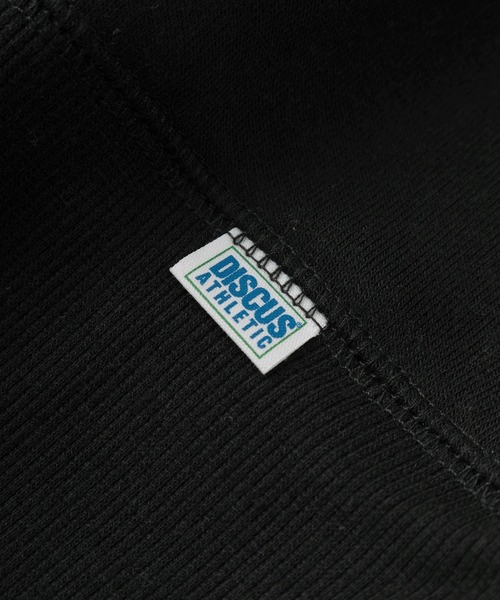 DISCUS ATHLETIC（ディスカス　アスレチック）の「【DISCUS/ディスカス】FLYING DISC DOG キャラクターイラスト ワンポイント刺繍＆ピスネームタグデザイン  クルーネックスウェット/裏起毛（スウェット・メンズ・オレンジ/オートミール/スミクロ/ブラック/サックスブルー・M/L/XL）」の12枚目の写真