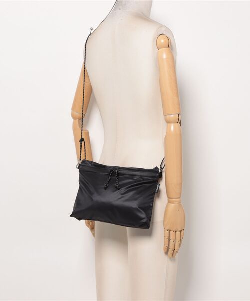 Gramicci（グラミチ）の「/ GRAMICCI /MICRO RIPSTOP SACOCHE（ショルダーバッグ・レディース・オリーブ/ダークネイビー/ダークベージュ/アイボリー・FREE）」の7枚目の写真