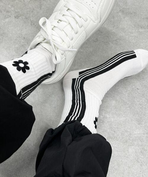WEGO（ウィゴー）の「WEGO/サイドラインクルーソックス（ソックス/靴下・レディース・ブラック/ホワイト・23-25cm）」の2枚目の写真