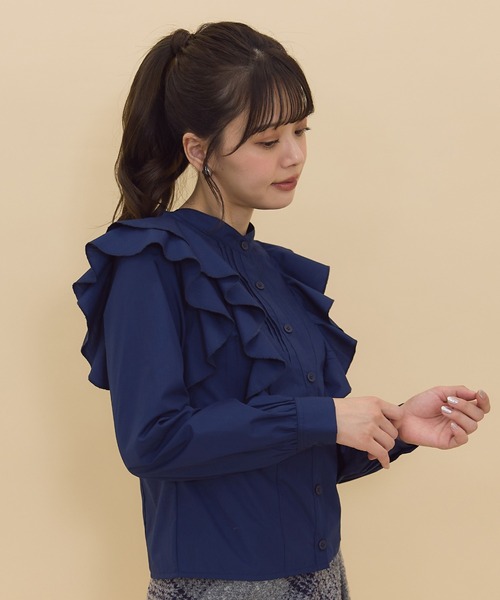 REDYAZEL(レディアゼル)の「ショルダーフリルスタンドシャツ(シャツ/ブラウス・レディース・オフホワイト/ネイビー・FREE)」の10枚目の写真