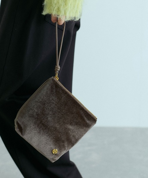 ADAM ET ROPE'（アダムエロペ）の「【サステナブル】ロゴモチーフミニポーチ（ポーチ・レディース・ダークブラウン/イエロー/ベージュ/ライトグレー/ピンク・FREE）」の2枚目の写真