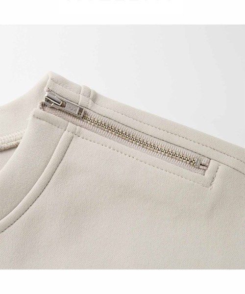 IEDIT（イディット）の「ＩＥＤＩＴ　肩ファスナーデザインで着映える　長め丈ダンボールプルオーバー（その他トップス・レディース・グレイッシュベージュ/チャコールグレー/ブラック・LL/3L/M/L/S）」の14枚目の写真