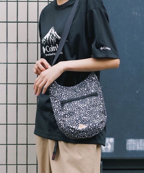 KELTY（ケルティ）の「KELTY/ケルティ MINI CURVE SHOULDER ロゴライン ショルダーバック サイズ調節可能 ワンポイント 2026年春夏（ショルダーバッグ・メンズ・タン/ブルー/グレー/ネイビー/ホワイト/ブラック/モカ/セージグリーン/ブラック系その他/グレー系その他/ブラウン系その他/ゴールド系その他/マスタード/オリーブ・FREE）」の3枚目の写真