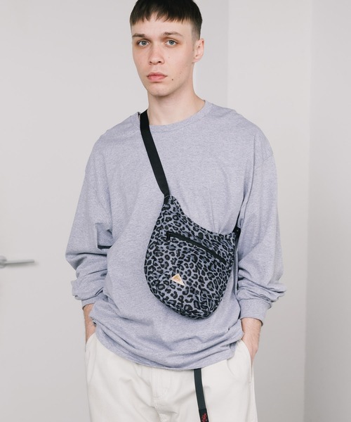 KELTY（ケルティ）の「KELTY/ケルティ MINI CURVE SHOULDER ロゴライン ショルダーバック サイズ調節可能 ワンポイント 2026年春夏（ショルダーバッグ・メンズ・タン/ブルー/グレー/ネイビー/ホワイト/ブラック/モカ/セージグリーン/ブラック系その他/グレー系その他/ブラウン系その他/ゴールド系その他/マスタード/オリーブ・FREE）」の5枚目の写真