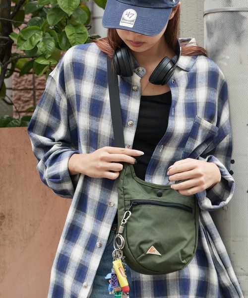 KELTY（ケルティ）の「KELTY/ケルティ MINI CURVE SHOULDER ロゴライン ショルダーバック サイズ調節可能 ワンポイント 2026年春夏（ショルダーバッグ・メンズ・タン/ブルー/グレー/ネイビー/ホワイト/ブラック/モカ/セージグリーン/ブラック系その他/グレー系その他/ブラウン系その他/ゴールド系その他/マスタード/オリーブ・FREE）」の9枚目の写真