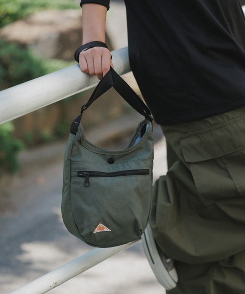 KELTY（ケルティ）の「KELTY/ケルティ MINI CURVE SHOULDER ロゴライン ショルダーバック サイズ調節可能 ワンポイント 2026年春夏（ショルダーバッグ・メンズ・タン/ブルー/グレー/ネイビー/ホワイト/ブラック/モカ/セージグリーン/ブラック系その他/グレー系その他/ブラウン系その他/ゴールド系その他/マスタード/オリーブ・FREE）」の10枚目の写真