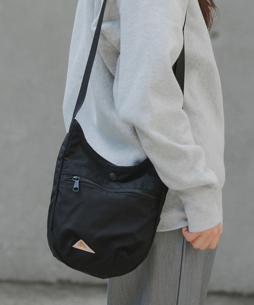 KELTY（ケルティ）の「KELTY/ケルティ MINI CURVE SHOULDER ロゴライン ショルダーバック サイズ調節可能 ワンポイント 2026年春夏（ショルダーバッグ・メンズ・タン/ブルー/グレー/ネイビー/ホワイト/ブラック/モカ/セージグリーン/ブラック系その他/グレー系その他/ブラウン系その他/ゴールド系その他/マスタード/オリーブ・FREE）」の2枚目の写真