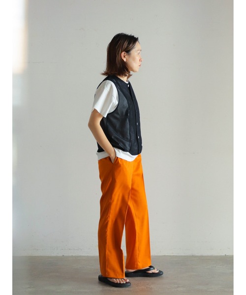 FIL DE FER（フィルデフェール）の「シャンブレートロ　イージーフレアパンツ（スラックス・レディース・オレンジ/カーキ/グレイッシュベージュ/グリーン・SMALL/MEDIUM）」の12枚目の写真