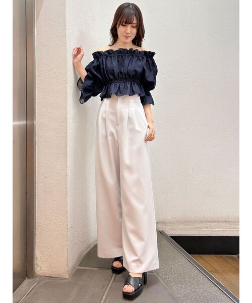 MERCURYDUO（マーキュリーデュオ）の「デニム2WAYオフショル五分袖シャーリングブラウス（シャツ/ブラウス・レディース・ライトブルー/インディゴブルー・FREE）」の4枚目の写真