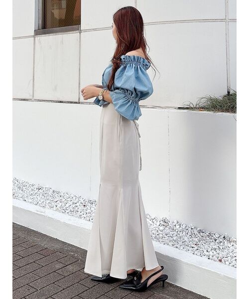 MERCURYDUO（マーキュリーデュオ）の「デニム2WAYオフショル五分袖シャーリングブラウス（シャツ/ブラウス・レディース・ライトブルー/インディゴブルー・FREE）」の7枚目の写真