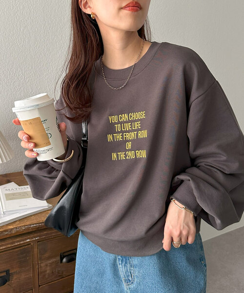 DISCOAT(ディスコート)の「【WEB限定】刺繍ロゴショートスウェット(スウェット・レディース・アイボリー/ネイビー/ホワイト/チャコールグレー・MEDIUM)」の3枚目の写真
