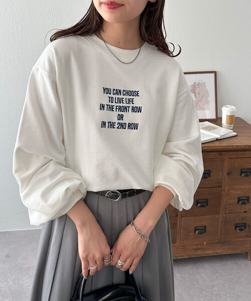 DISCOAT(ディスコート)の「【WEB限定】刺繍ロゴショートスウェット(スウェット・レディース・アイボリー/ネイビー/ホワイト/チャコールグレー・MEDIUM)」の5枚目の写真