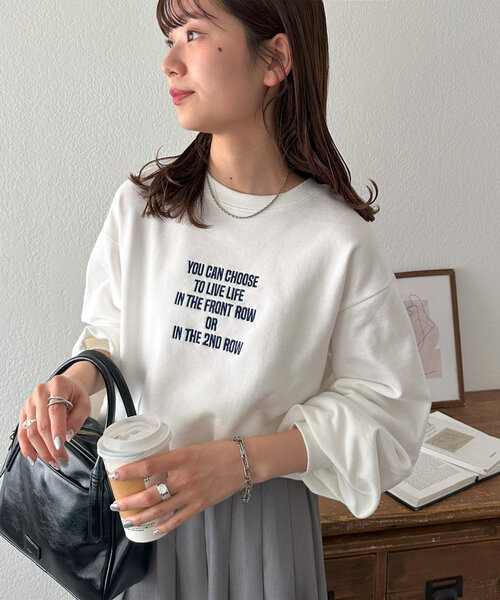 DISCOAT(ディスコート)の「【WEB限定】刺繍ロゴショートスウェット(スウェット・レディース・アイボリー/ネイビー/ホワイト/チャコールグレー・MEDIUM)」の7枚目の写真