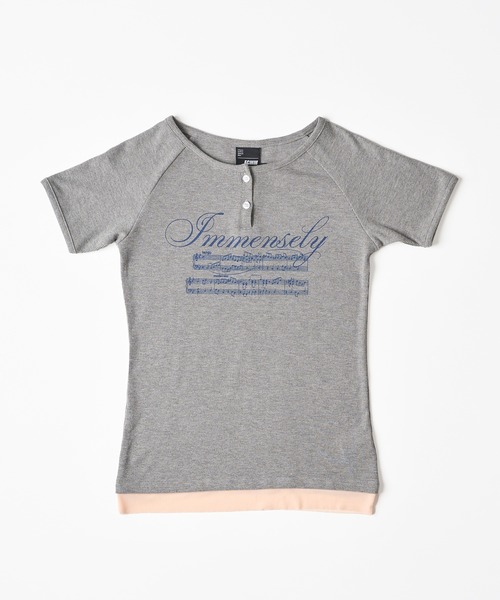FCMM(エフシーエムエム)の「【日本限定】HENLY NECK S/S TEE / ヘンリーネックショートスリーブT(Tシャツ/カットソー・レディース・ホワイト/イエロー/グレー・MEDIUM/SMALL)」の3枚目の写真