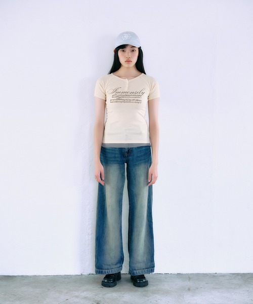 FCMM(エフシーエムエム)の「【日本限定】HENLY NECK S/S TEE / ヘンリーネックショートスリーブT(Tシャツ/カットソー・レディース・ホワイト/イエロー/グレー・MEDIUM/SMALL)」の4枚目の写真