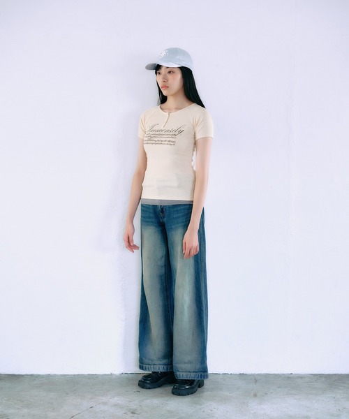 FCMM(エフシーエムエム)の「【日本限定】HENLY NECK S/S TEE / ヘンリーネックショートスリーブT(Tシャツ/カットソー・レディース・ホワイト/イエロー/グレー・MEDIUM/SMALL)」の5枚目の写真