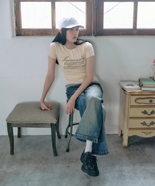FCMM(エフシーエムエム)の「【日本限定】HENLY NECK S/S TEE / ヘンリーネックショートスリーブT(Tシャツ/カットソー・レディース・ホワイト/イエロー/グレー・MEDIUM/SMALL)」の6枚目の写真