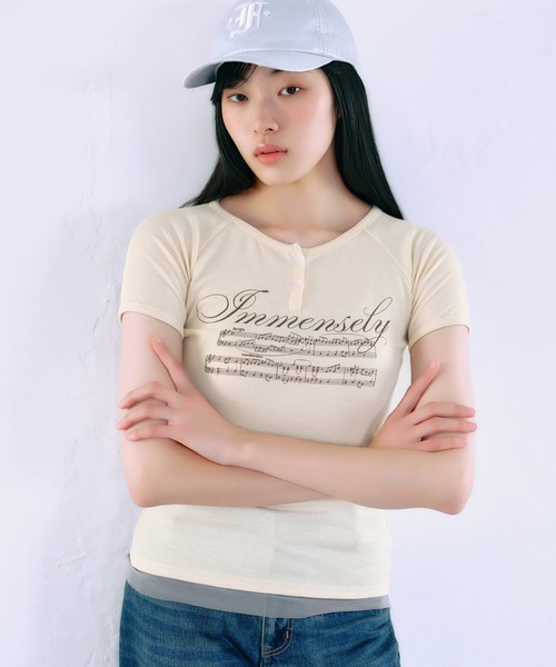 FCMM(エフシーエムエム)の「【日本限定】HENLY NECK S/S TEE / ヘンリーネックショートスリーブT(Tシャツ/カットソー・レディース・ホワイト/イエロー/グレー・MEDIUM/SMALL)」の9枚目の写真