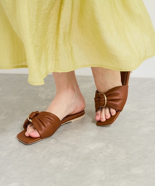 Juze(ジュゼ)の「フラットスライドサンダル(サンダル・レディース・キャメル/ブラック・S/M/L)」の1枚目の写真