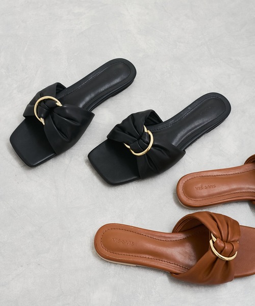 Juze(ジュゼ)の「フラットスライドサンダル(サンダル・レディース・キャメル/ブラック・S/M/L)」の2枚目の写真