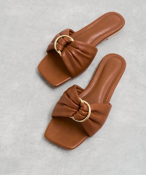 Juze(ジュゼ)の「フラットスライドサンダル(サンダル・レディース・キャメル/ブラック・S/M/L)」の6枚目の写真