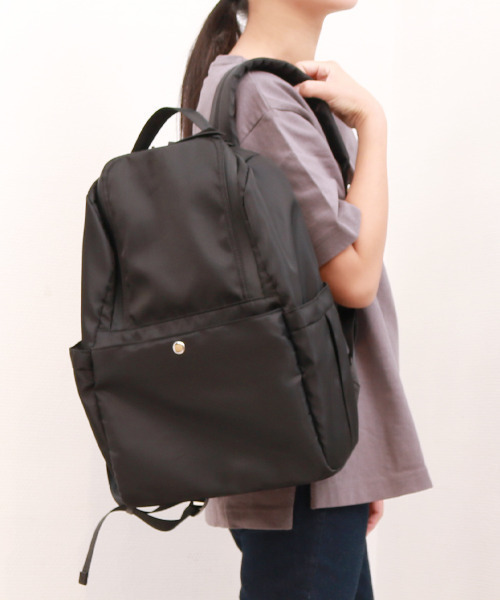 cache cache(カシュ カシュ)の「カシュカシュ cachecache / 10ポケット撥水リュックサック(バックパック/リュック・レディース・グレー/ベージュ系その他/ブラック・FREE)」の1枚目の写真