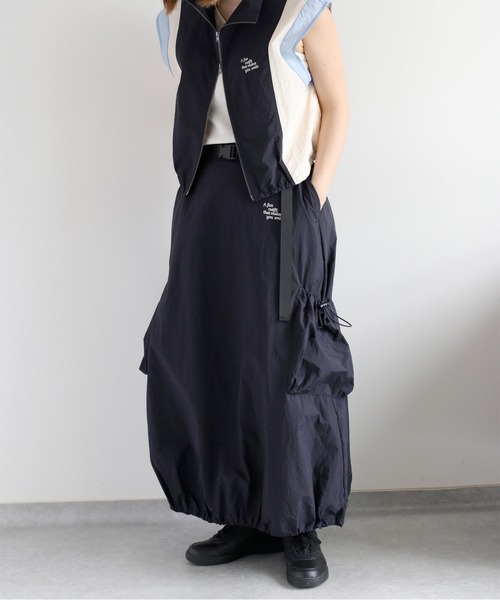 cepo（セポ）の「〈セットアップ対応〉刺繍ロゴ ナイロンカーゴスカート（スカート・レディース・オフホワイト/ネイビー・M）」の21枚目の写真