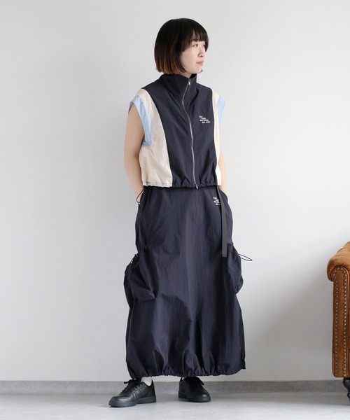 cepo（セポ）の「〈セットアップ対応〉刺繍ロゴ ナイロンカーゴスカート（スカート・レディース・オフホワイト/ネイビー・M）」の16枚目の写真