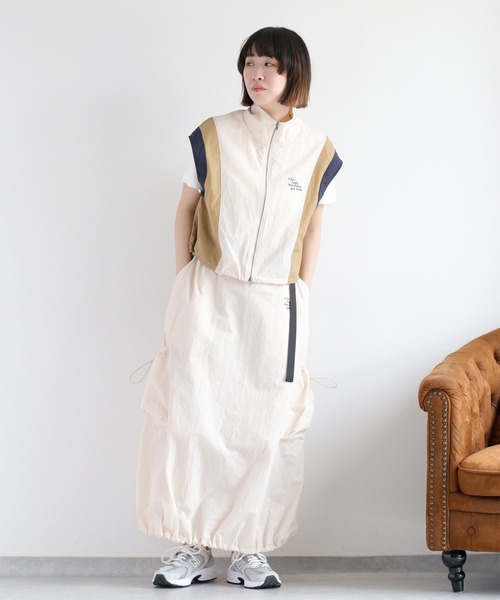 cepo（セポ）の「〈セットアップ対応〉刺繍ロゴ ナイロンカーゴスカート（スカート・レディース・オフホワイト/ネイビー・M）」の3枚目の写真