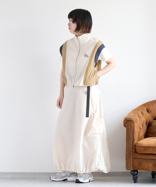 cepo（セポ）の「〈セットアップ対応〉刺繍ロゴ ナイロンカーゴスカート（スカート・レディース・オフホワイト/ネイビー・M）」の4枚目の写真