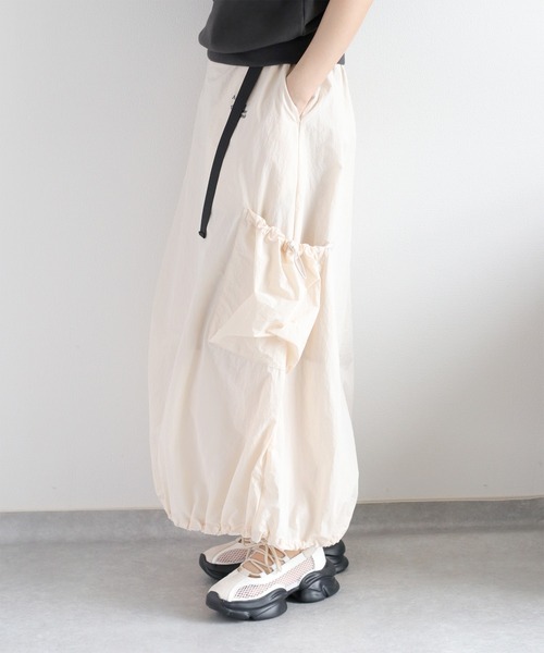 cepo（セポ）の「〈セットアップ対応〉刺繍ロゴ ナイロンカーゴスカート（スカート・レディース・オフホワイト/ネイビー・M）」の10枚目の写真